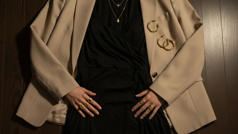 Comment associer bijoux et tenue : 5 règles clés